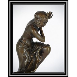 ART DECO LADY WITH KNEE UP